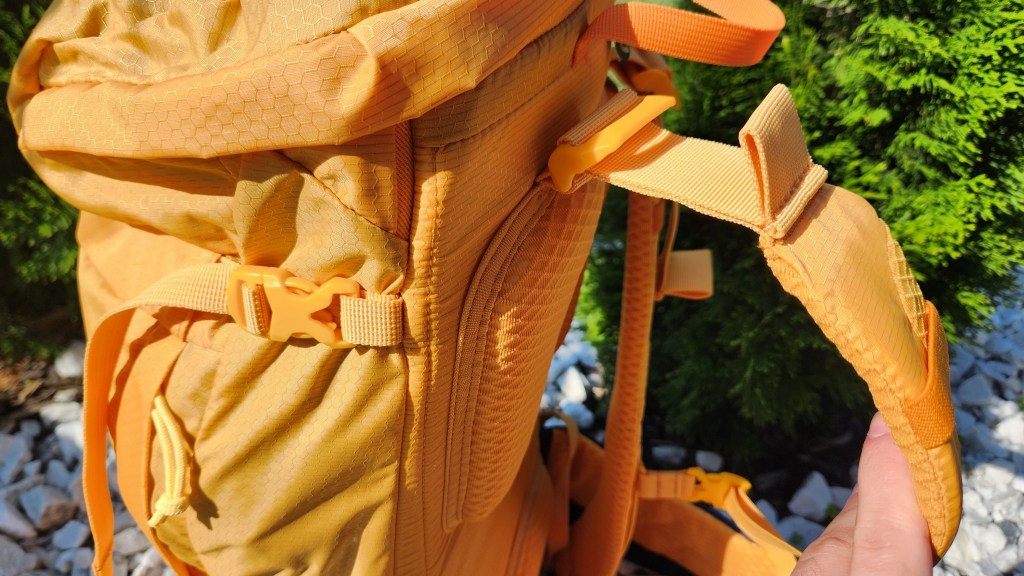 Sierra Designs Flex Hike 20-30 shoulder adjustment