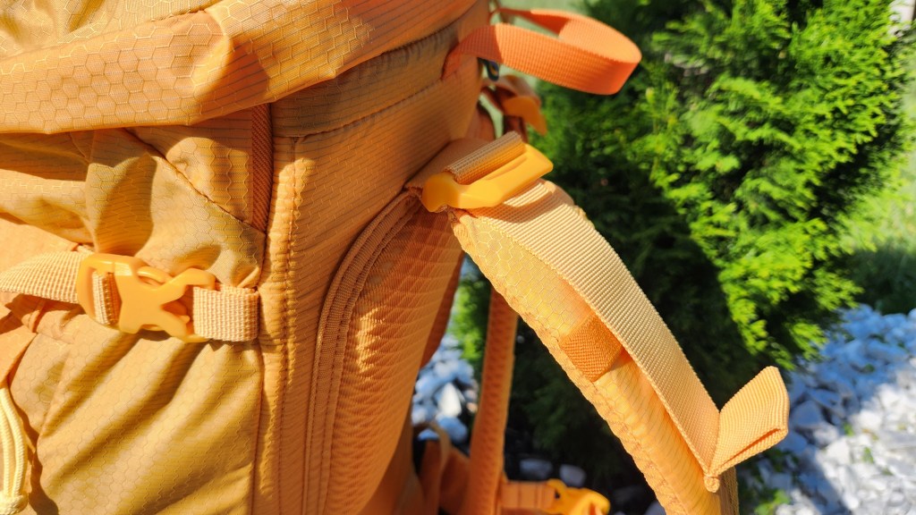 Sierra Designs Flex Hike 20-30 shoulder